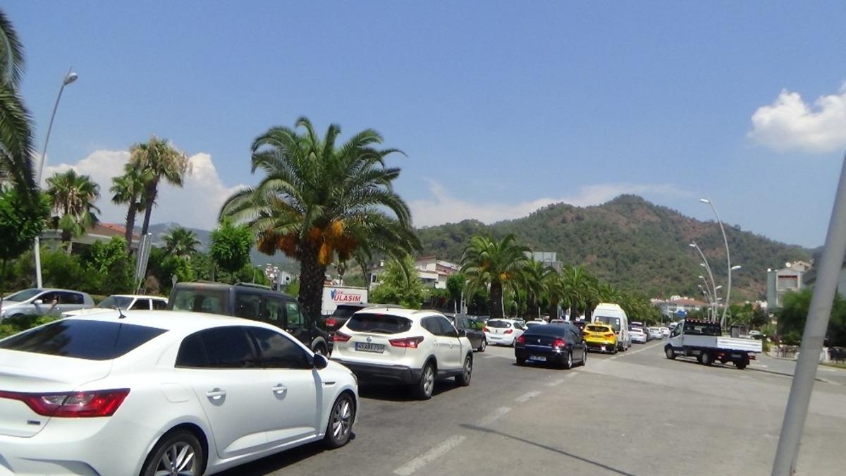 Bayram tatili bitti, Marmaris&rsquo;te uzun ara&ccedil; kuyrukları oluştu