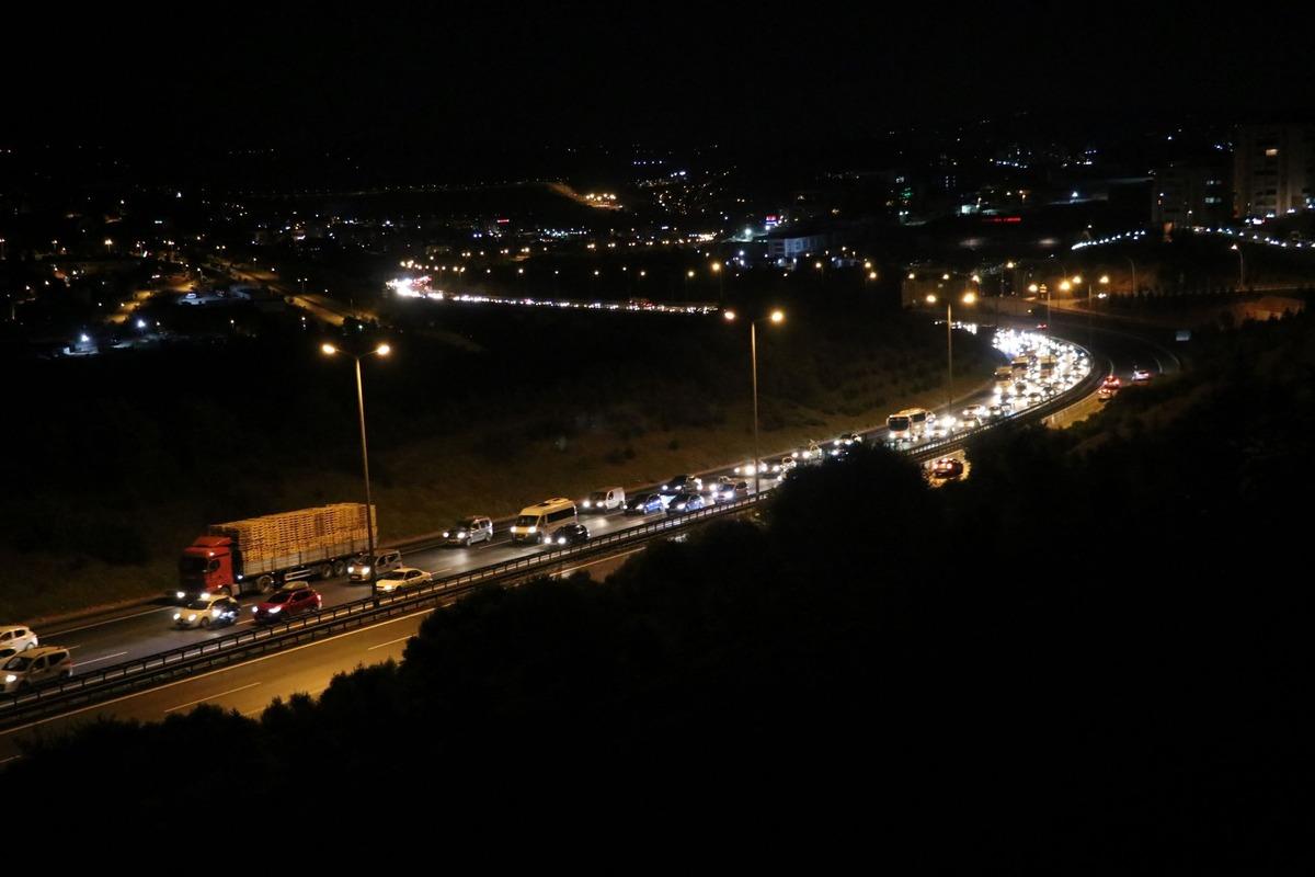 İstanbul'un yanı başı... Trafik durma noktasına geldi