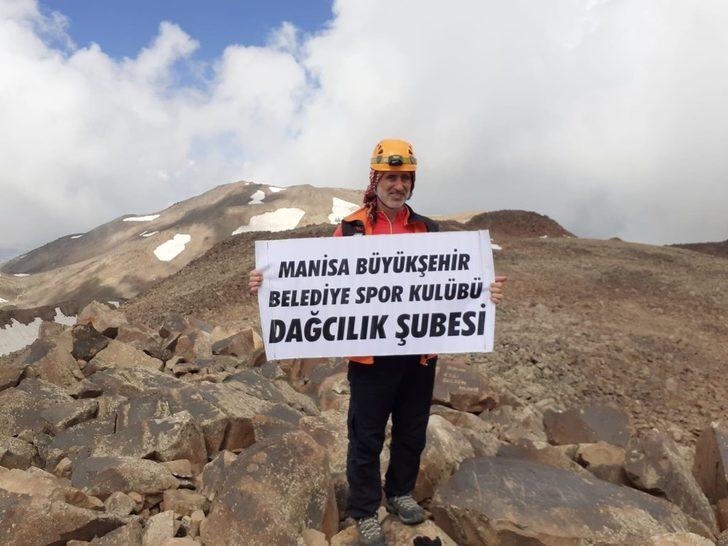 Manisalı dağcılar Süphan Dağının zirvesinde bayramı kutladı G2