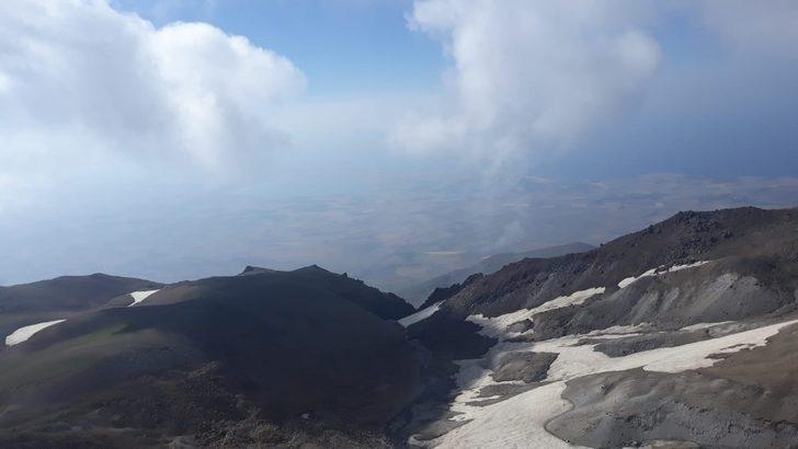 Manisalı dağcılar Süphan Dağının zirvesinde bayramı kutladı G3