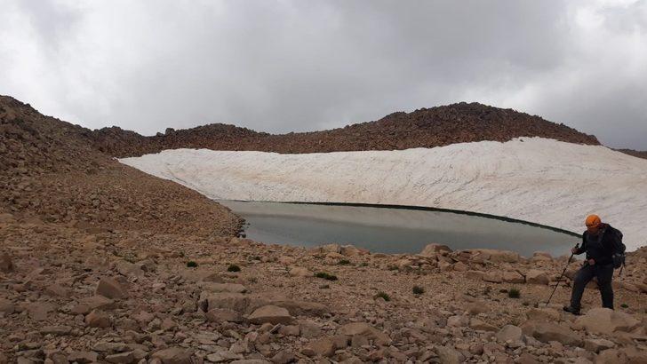 Manisalı dağcılar Süphan Dağının zirvesinde bayramı kutladı G4