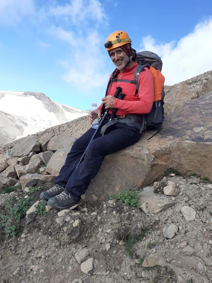 Manisalı dağcılar Süphan Dağının zirvesinde bayramı kutladı G5