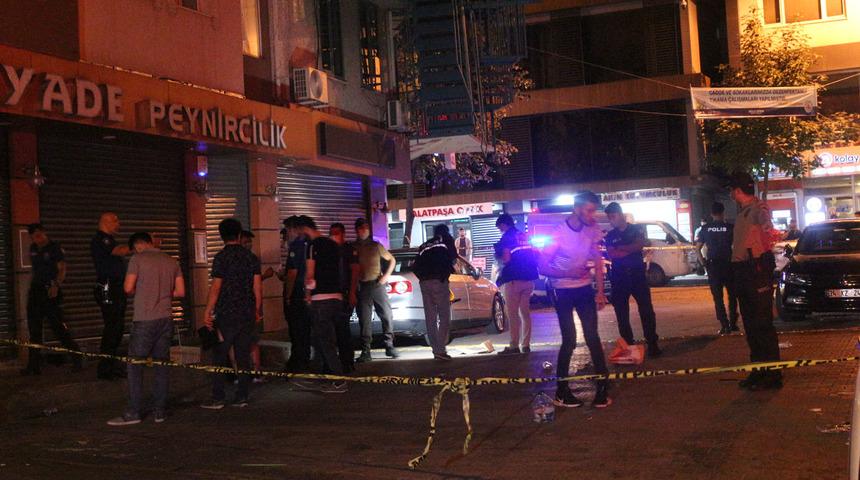 Hem husumetlisini hem kavgayı ayırmaya çalışan 3 kişiyi vurdu