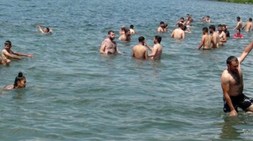 Burası ne Ege, ne de Akdeniz sahili! &Ccedil;ıldır G&ouml;l&uuml; tatilcilerin g&ouml;zdesi oldu