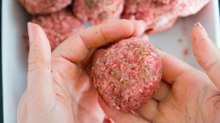 Sulu köfte tarifi: Dağılmayan sulu köfte tarifi parmak ısırtıyor! 