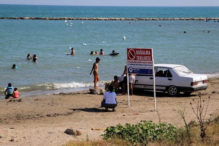 3 dilde tabela astılar ama... Tehlikeyi bile bile denize giriyorlar G1