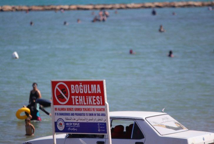 3 dilde tabela astılar ama... Tehlikeyi bile bile denize giriyorlar G3