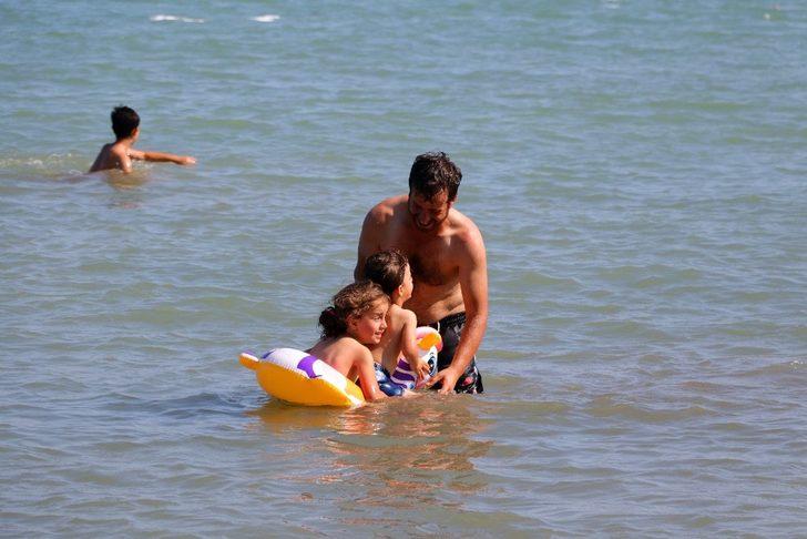 3 dilde tabela astılar ama... Tehlikeyi bile bile denize giriyorlar G4