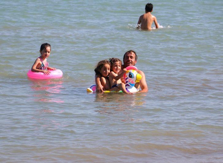 3 dilde tabela astılar ama... Tehlikeyi bile bile denize giriyorlar G5