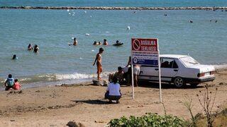 3 dilde tabela astılar ama... Tehlikeyi bile bile denize giriyorlar