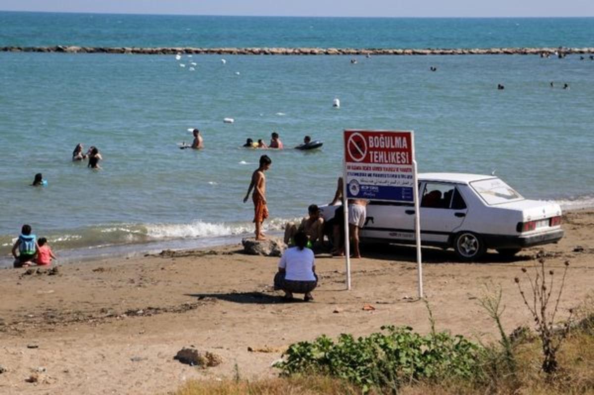 3 dilde tabela astılar ama... Tehlikeyi bile bile denize giriyorlar