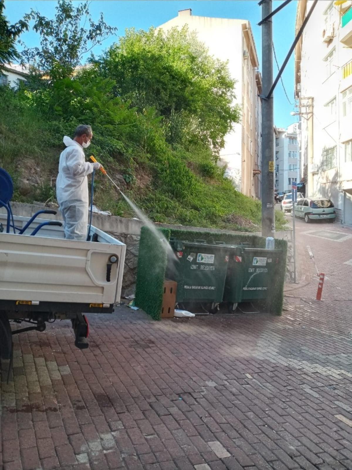 İzmit&rsquo;teki &ccedil;&ouml;p konteynerleri bayram sonrası dezenfekte edildi