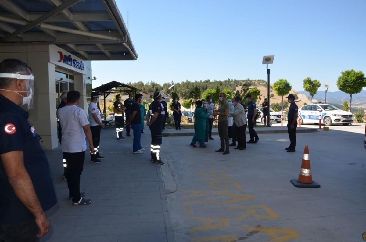 İl&ccedil;e protokol&uuml; tam kadro sağlık &ccedil;alışanlarını ziyaret etti