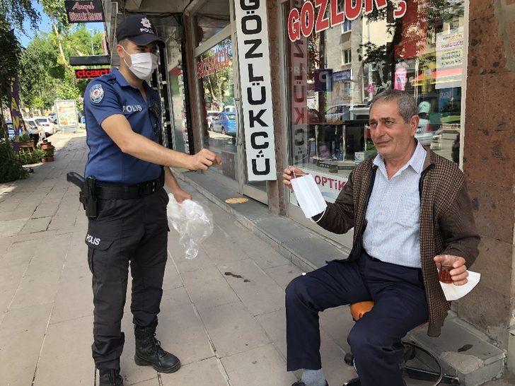 Kars’ta polis maske dağıttı, sosyal mesafe uyarısında bulundu G1