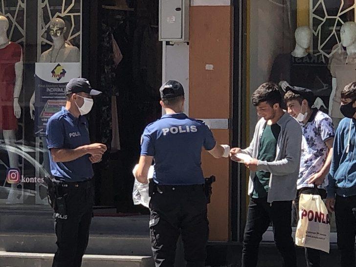 Kars’ta polis maske dağıttı, sosyal mesafe uyarısında bulundu G3