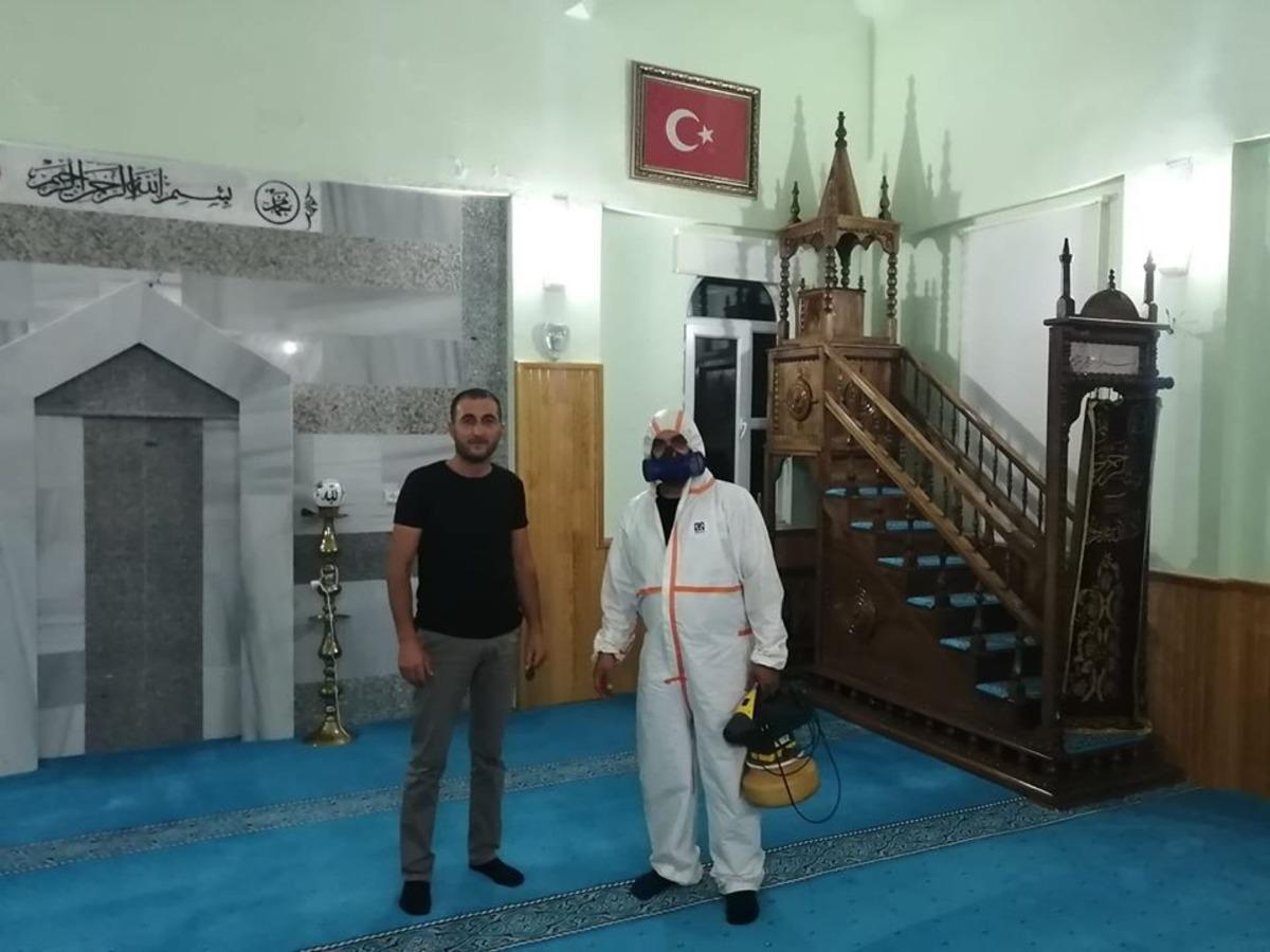 &Ouml;rnek muhtar camileri kendi imkanları ile dezenfekte etti