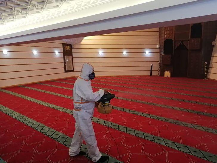 Örnek muhtar camileri kendi imkanları ile dezenfekte etti G2