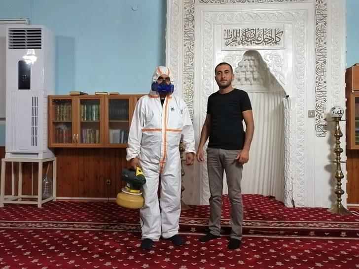 Örnek muhtar camileri kendi imkanları ile dezenfekte etti G3