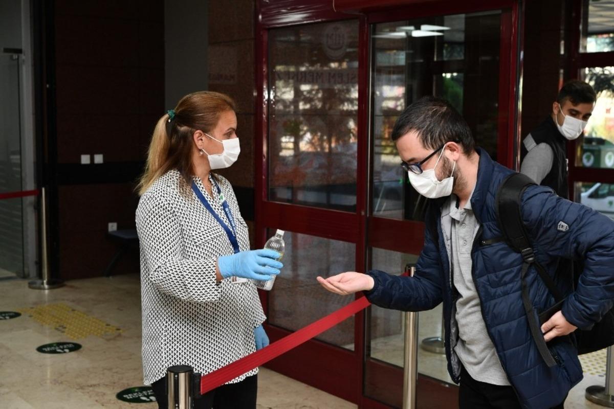 Mesainin ilk g&uuml;n&uuml; bayramlaşma ile başladı