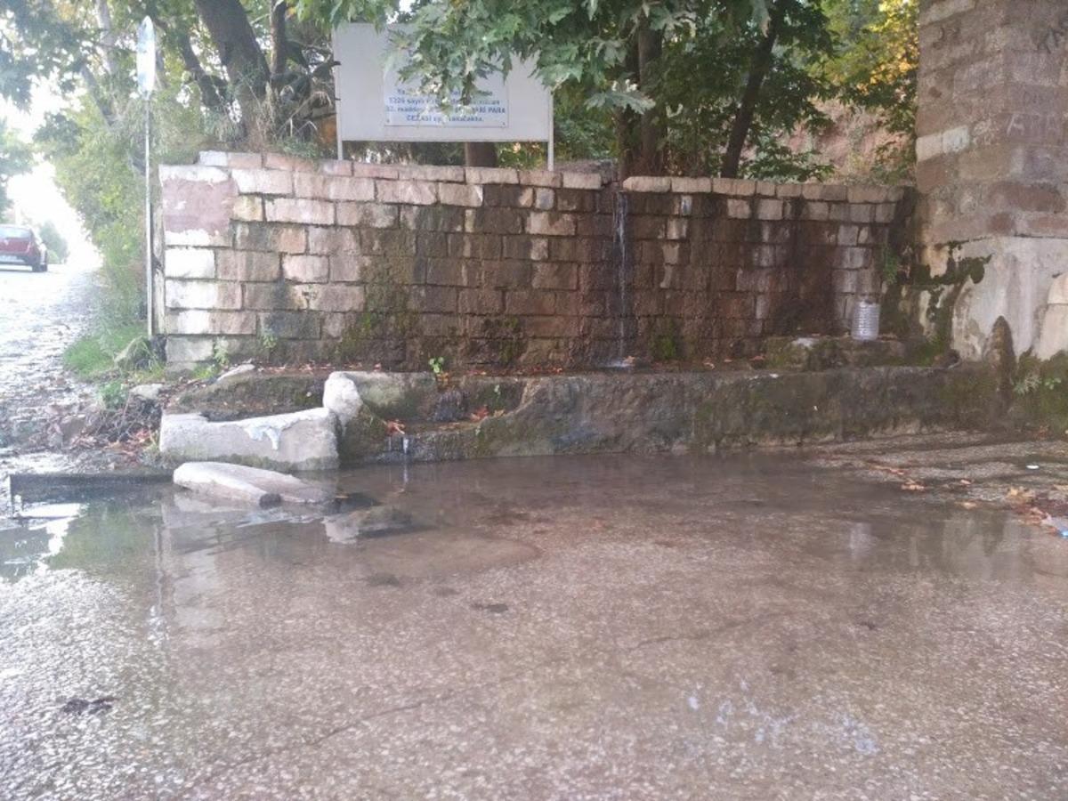 Tarihi Palata &Ccedil;eşmesinin suları yola akıyor