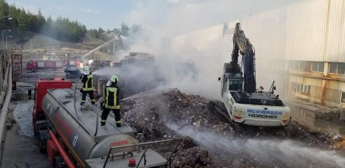 Atık kağıt fabrikasında &ccedil;ıkan yangın 13 saatte s&ouml;nd&uuml;r&uuml;ld&uuml;.