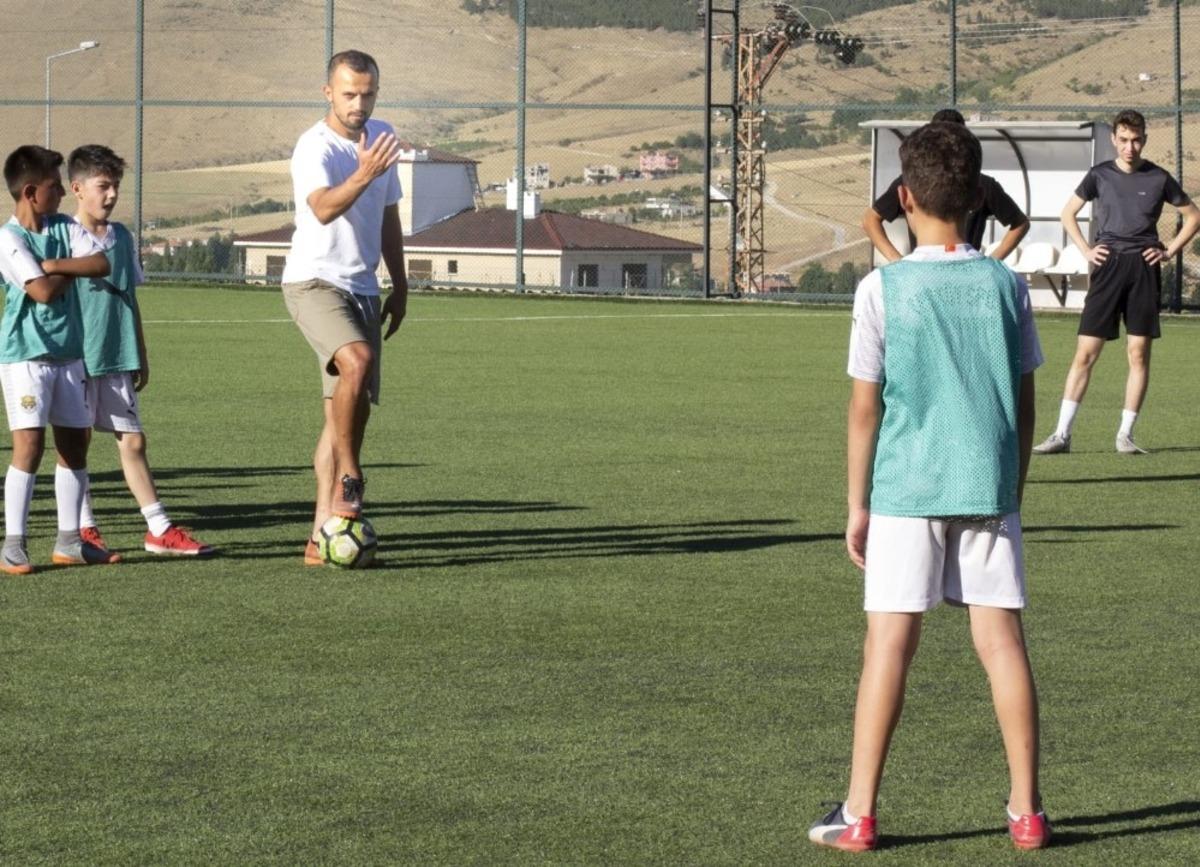 S&uuml;per Ligin golc&uuml; ismi yetiştiği takımın alt yapısını unutmadı