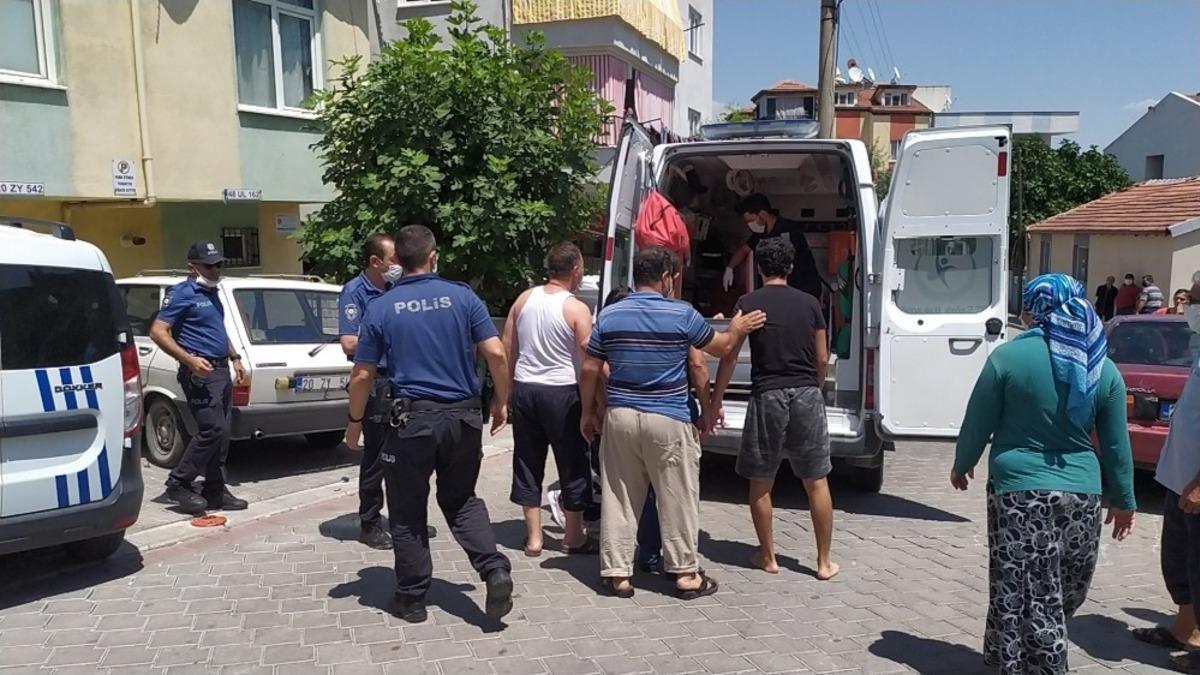 Ailesi ile birlikte evde oturan adam silahla kendini yaraladı