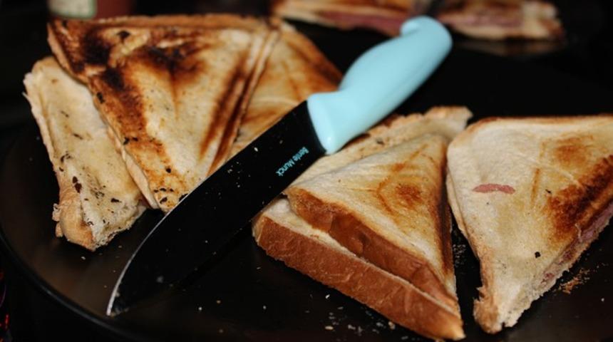 Meğer tost makinesini temizlemek &ccedil;ok kolaymış! Bu y&ouml;ntem hayat kolaylaştırıyor...