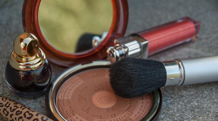 Bronzer s&uuml;rerken sakın bu hataları yapmayın! Y&uuml;z&uuml;n tamamına uygulanan...