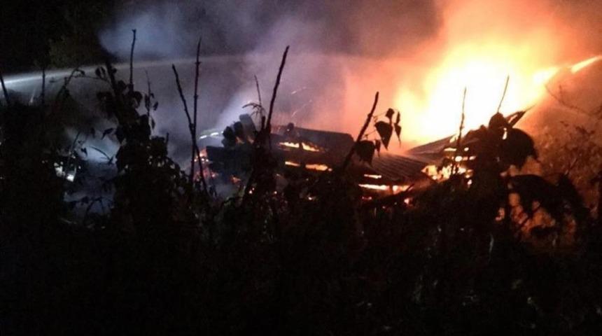 Köyde önce bahçeler tahrip edildi, sonra odunluk ateşe verildi