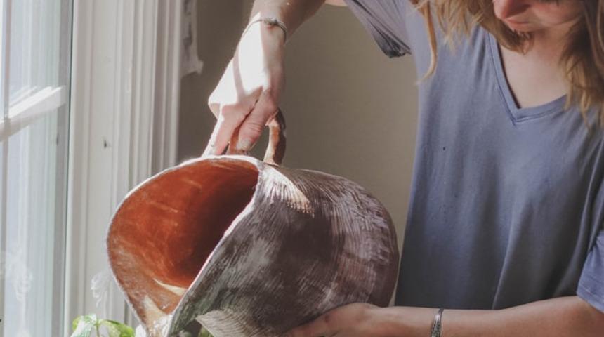 Bu y&ouml;ntemlerle evde olmasanız bile &ccedil;i&ccedil;eklerinizi sulayabileceksiniz! İp, pet şişe ve...