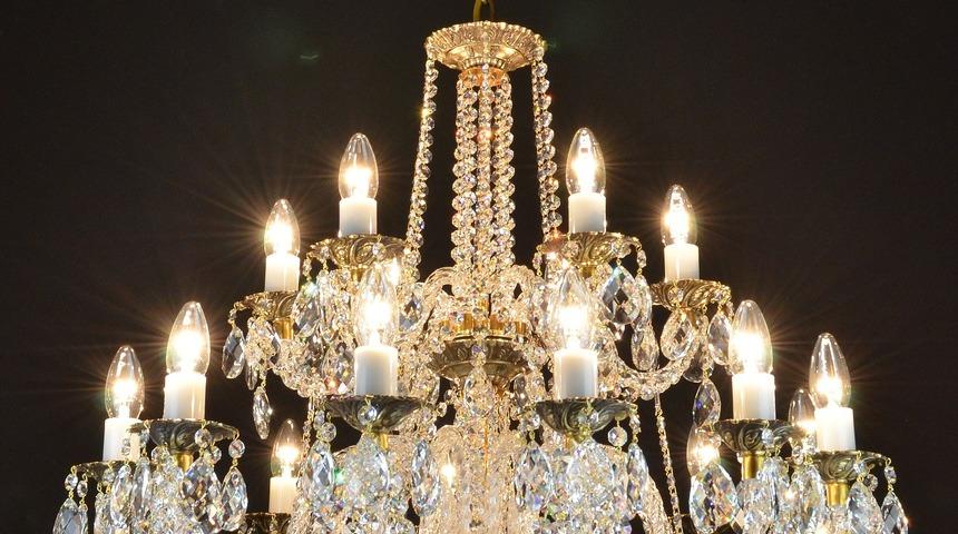 Herkes g&ouml;zden ka&ccedil;ırıyor! Avize temizliği yaparken bunlara &ouml;zen g&ouml;stermezseniz...