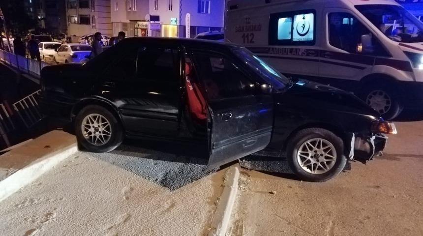 Kamyonet ile otomobil &ccedil;arpıştı; 2 yaralı