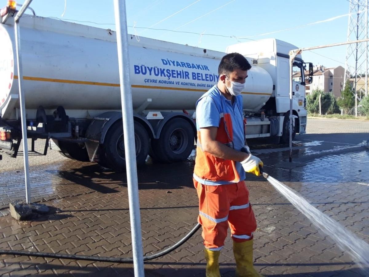Diyarbakır&rsquo;da kurban satış ve kesim yerleri tazyikli ve deterjanlı suyla yıkandı