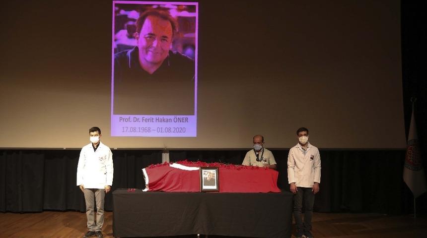 Gen&ccedil; hekimlerin omuzlarında son yolculuğuna uğurlandı