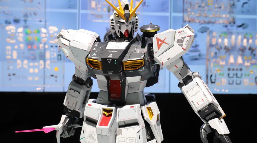 18 metrelik Gundam robotu ilk adımlarını attı