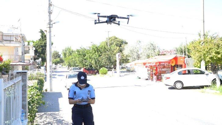 Kuşadası Belediyesi zabıtası Kuşadası Körfezindeki sahilleri drone ile denetliyor G4