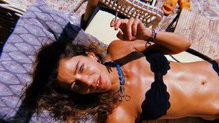 Berrak Tüzünataç’ın bikinili pozuna ünlü isimlerden yorum yağdı! ‘Taş reis’