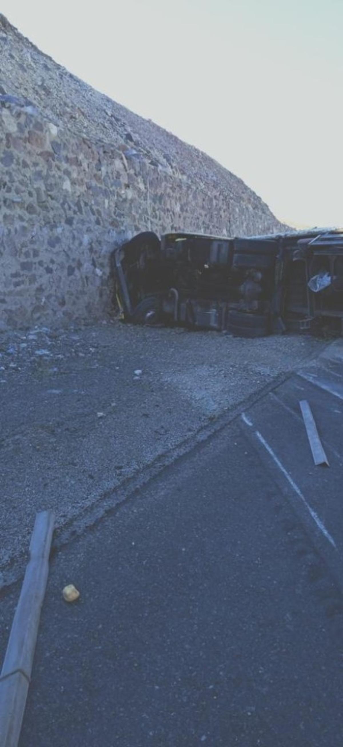 Tır ile minib&uuml;s kafa kafaya &ccedil;arpıştı: 2 yaralı
