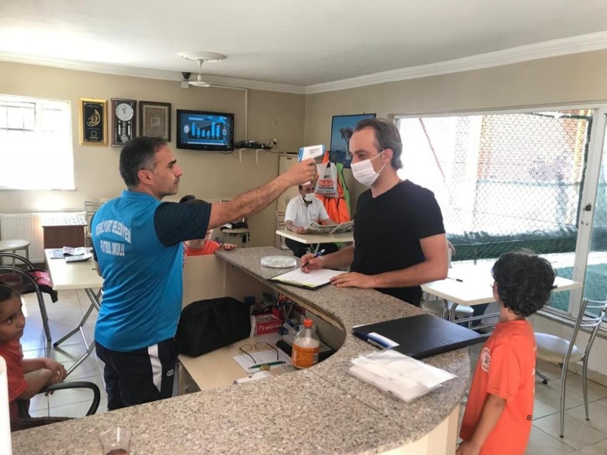 Yeşilyurt Belediyesi futbol okulunda Covid-19 &ouml;nlemli eğitim