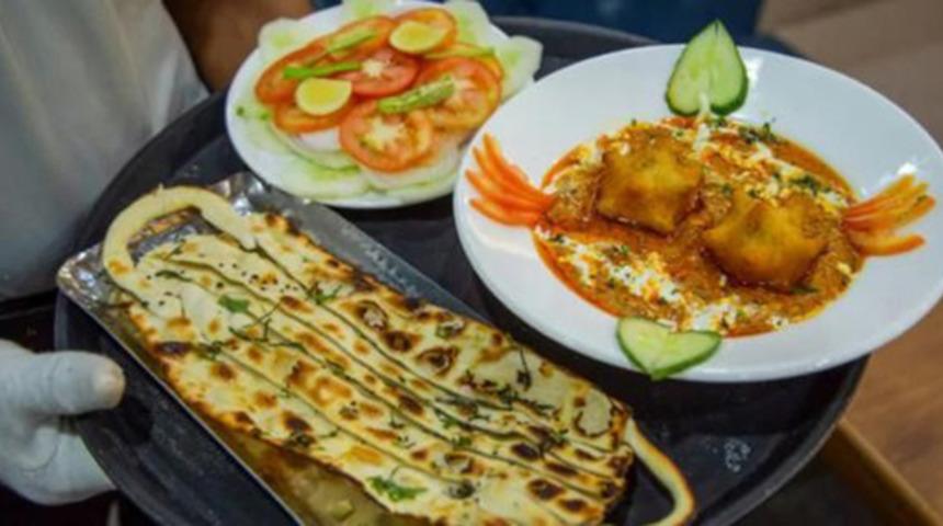 Hindistan’da maske ve koronavirüs şeklinde yemek