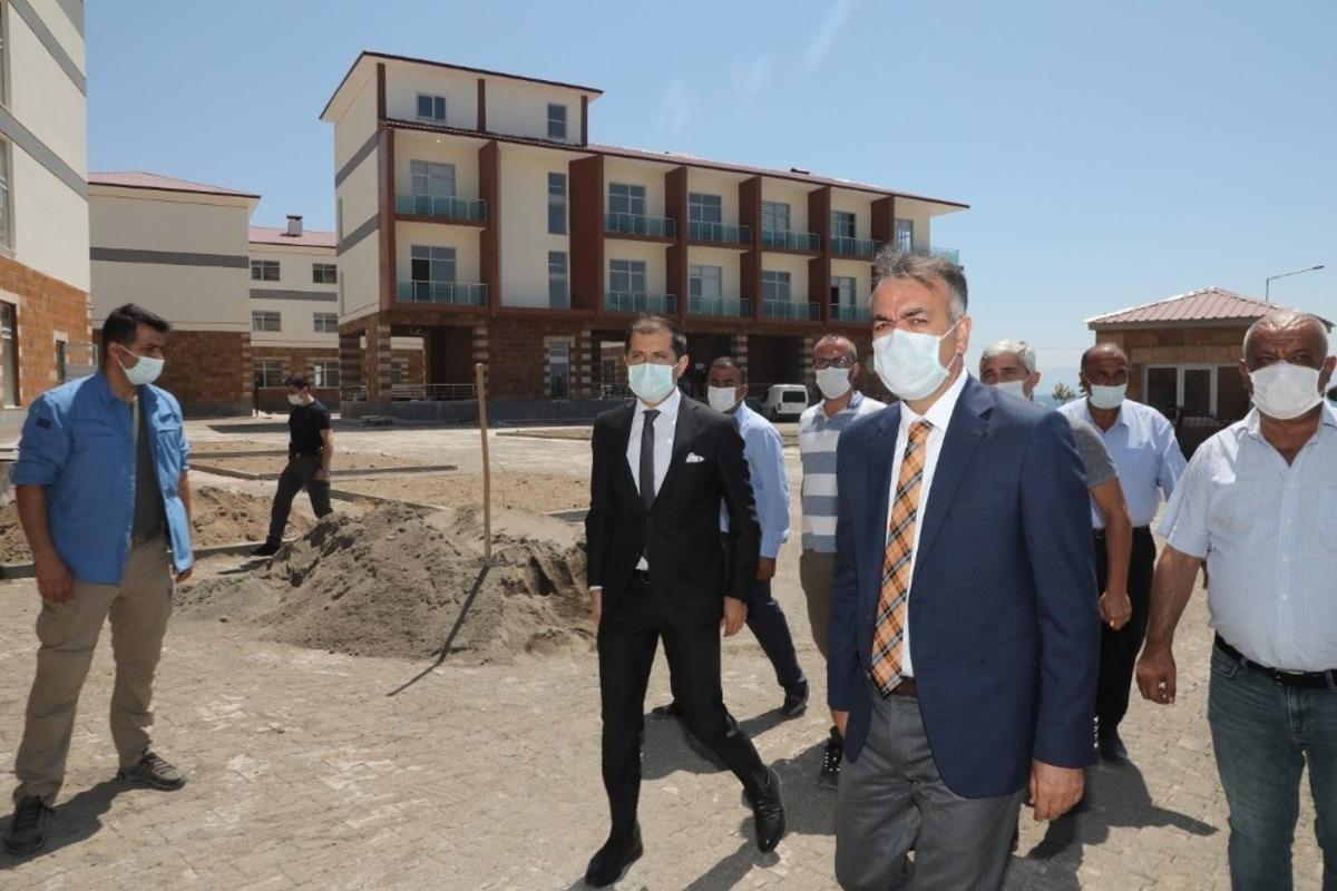 Vali Oktay &Ccedil;ağatay, Ahlat Gen&ccedil;lik Kampını ziyaret etti