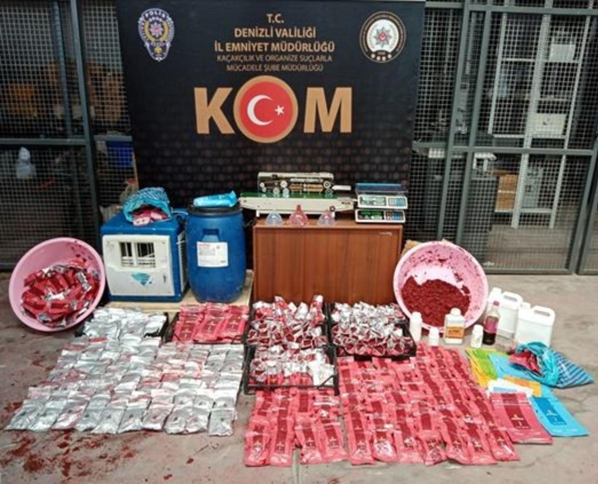 Ka&ccedil;ak &uuml;r&uuml;nlerle birlikte yakayı ele verdiler