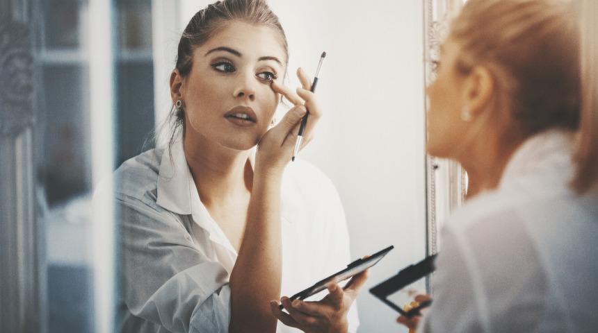 Buğulu g&ouml;z makyajı i&ccedil;in kuaf&ouml;re gerek yok! Evde b&ouml;yle yapabilirsiniz...