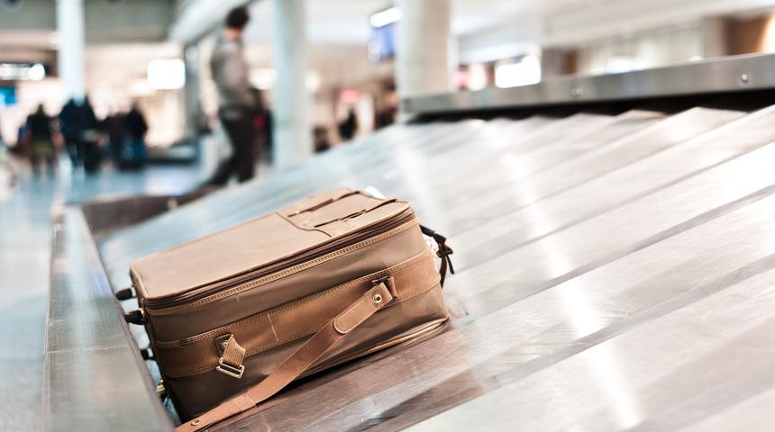 Havalimanında yaşlı kadının bagajından eşinin kemikleri &ccedil;ıktı