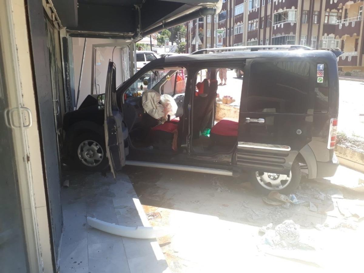 &Uuml;nye&rsquo;de trafik kazası: 1 yaralı