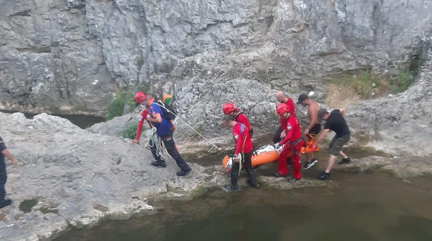 Kayalıklardan düşen genç kız 1,5 kilometre sedye ile taşındı