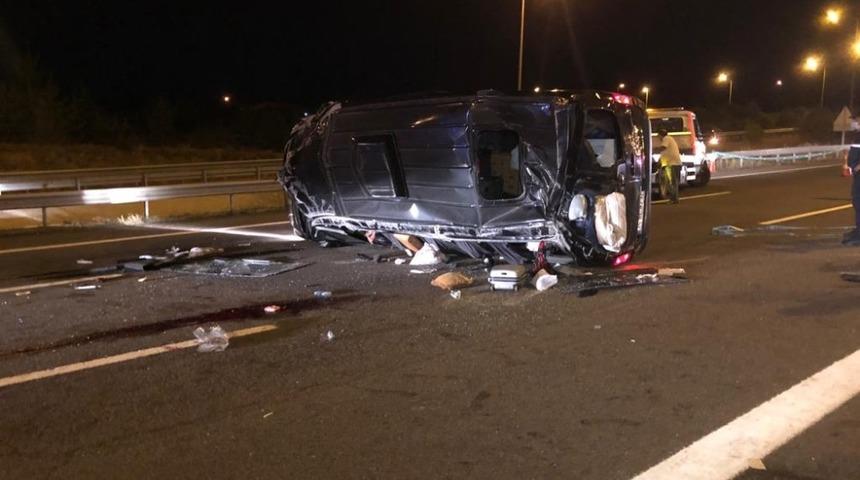 Ankara’da düğüne giden kişileri taşıyan minibüs devrildi: 3’ü ağır 12 yaralı