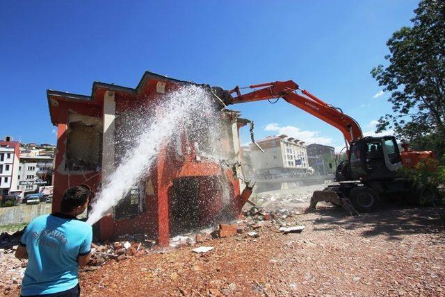 Şehit Nusret Parkı hizmet binası yıkıldı