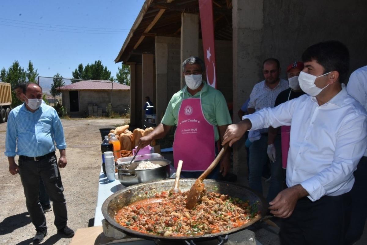 Başkan Erg&uuml;&rsquo;den personele teşekk&uuml;r yemeği